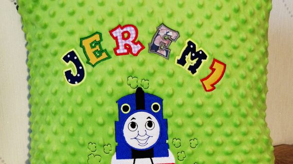 Poduszka minky z aplikacją imienia i grafiką 45x45cm