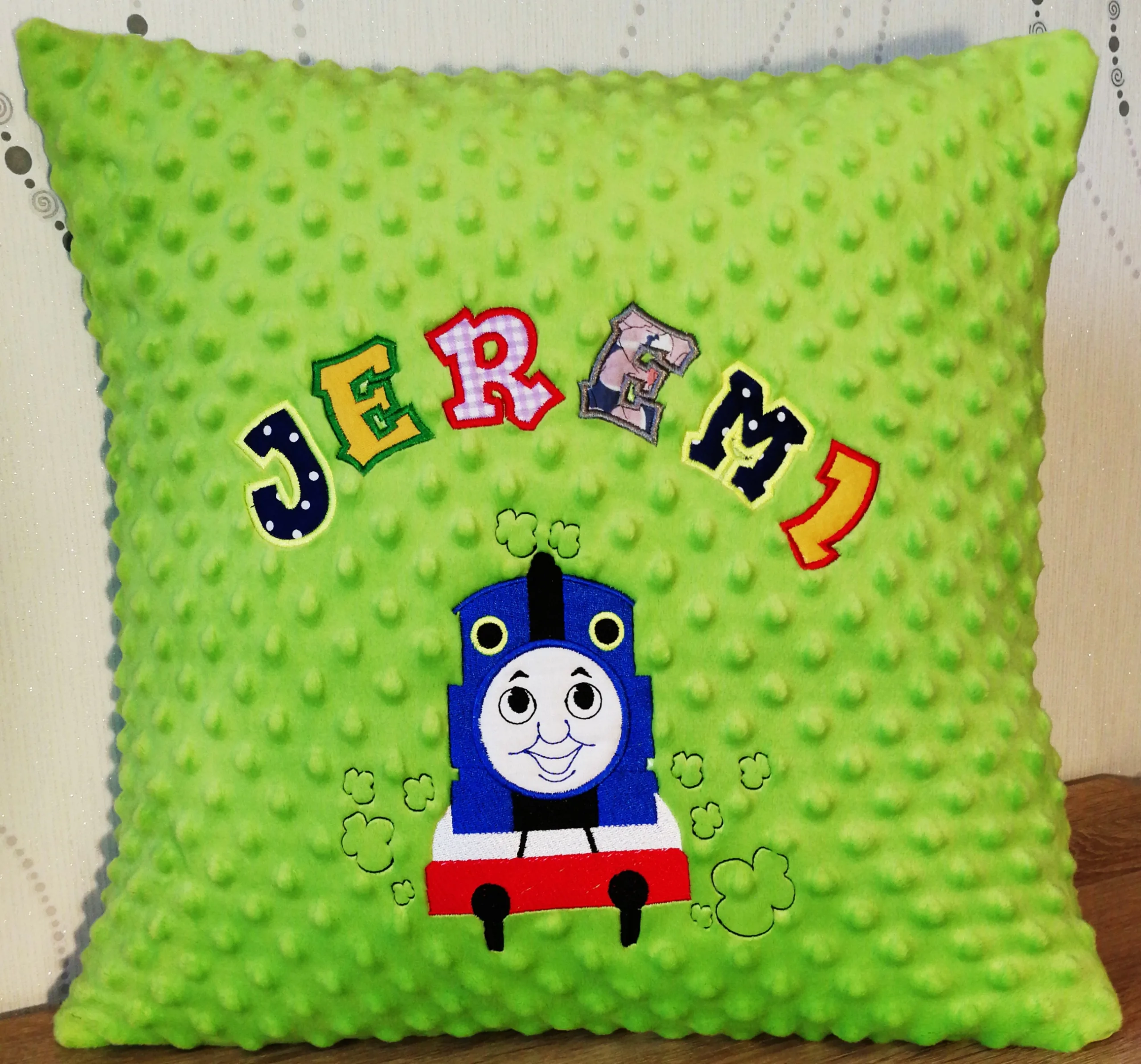 Poduszka minky z aplikacją imienia i grafiką 45x45cm