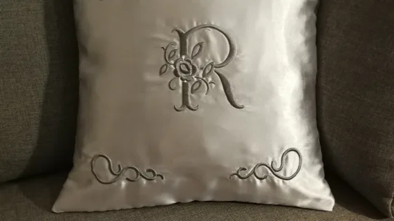Poduszka z Monogramem Srebrna 45x45cm
