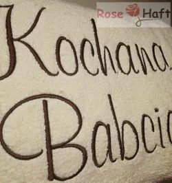 Ręcznik Prezent dla Babci z haftowanym napisem i dwoma sercami 70x140 cm - obrazek 3