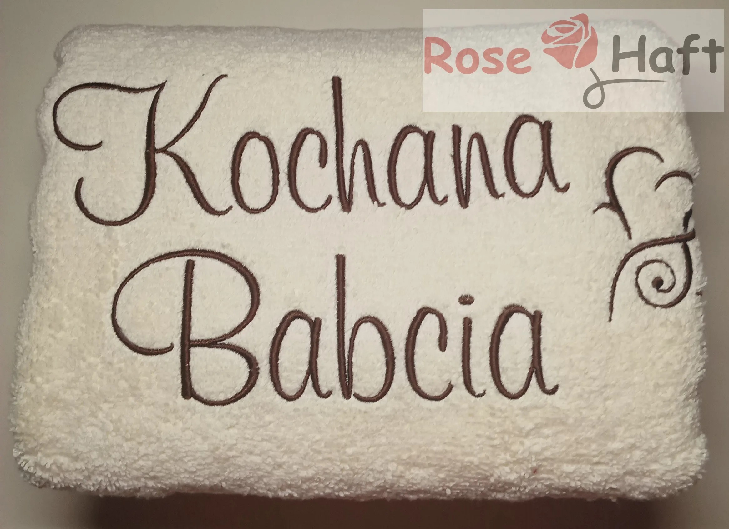 Ręcznik Prezent dla Babci z haftowanym napisem i dwoma sercami 70x140 cm - obrazek 6