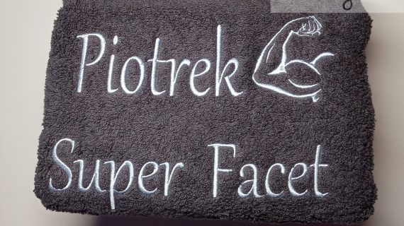 Dzień Mężczyzny Ręcznik z haftowanym napisem dedykacją - 70 x 140 cm