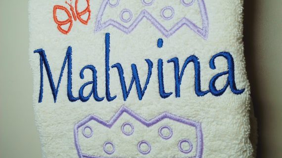 Ręcznik z haftowanym imieniem i jajkiem Wielkanoc 70 x 140 cm